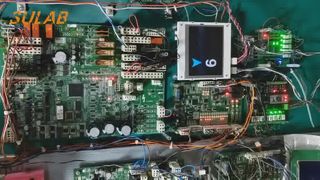 Bảng điều khiển chính của thang máy Mitsubishi dành cho vận hành logic hệ thống và xử lý tín hiệu Pa